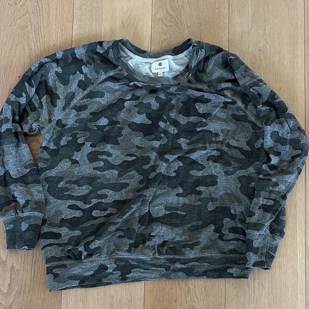 Sundry camo crew sweatshirt size 1